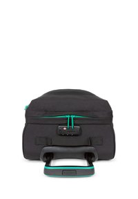 Černá cestovní taška s tyrkysovým zipem, horním uchopovacím držadlem a pevnými kolečky. Má výraznou značkovou visačku a texturovanou látku. Obdélníkový tvar.