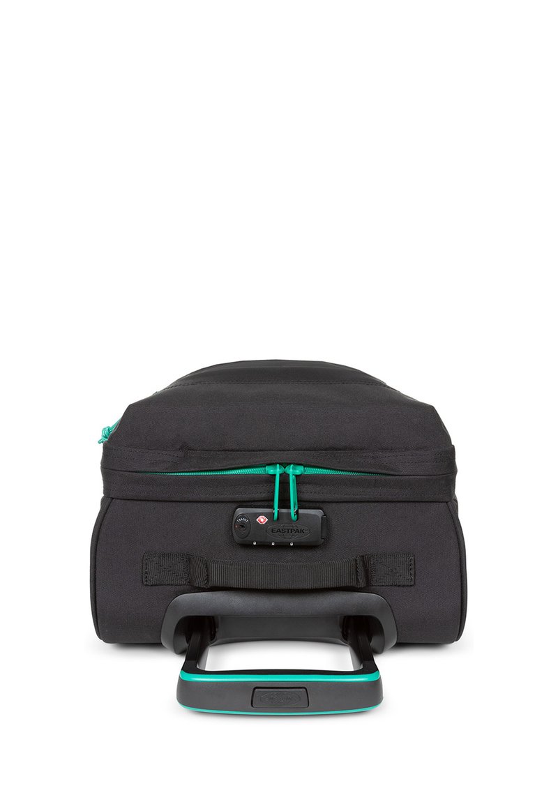 Un sac de voyage noir avec une fermeture éclair turquoise, une poignée supérieure et des roues robustes. Il présente une étiquette de marque proéminente et un tissu texturé. Forme rectangulaire.
