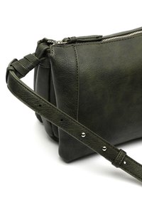 Borsa a tracolla verde in pelle con chiusura a zip, superficie texturizzata, tracolla regolabile e dettagli metallici. Presenta una forma rettangolare.