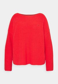 Czerwony sweter z dzianiny z szerokim dekoltem i długimi, opadającymi rękawami. Teksturowany wzór na rękawach i bokach, z małym logo na klatce piersiowej.