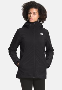 Czarna wodoodporna kurtka z zamkiem z przodu, regulowanym kapturem i bocznymi kieszeniami. Na górnej lewej części znajduje się białe logo The North Face.