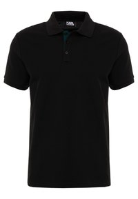 Czarna koszulka polo z krótkim rękawem, kołnierzykiem i dwukolorowym plisowaniem na guziki, z małą metką marki wewnątrz kołnierza.