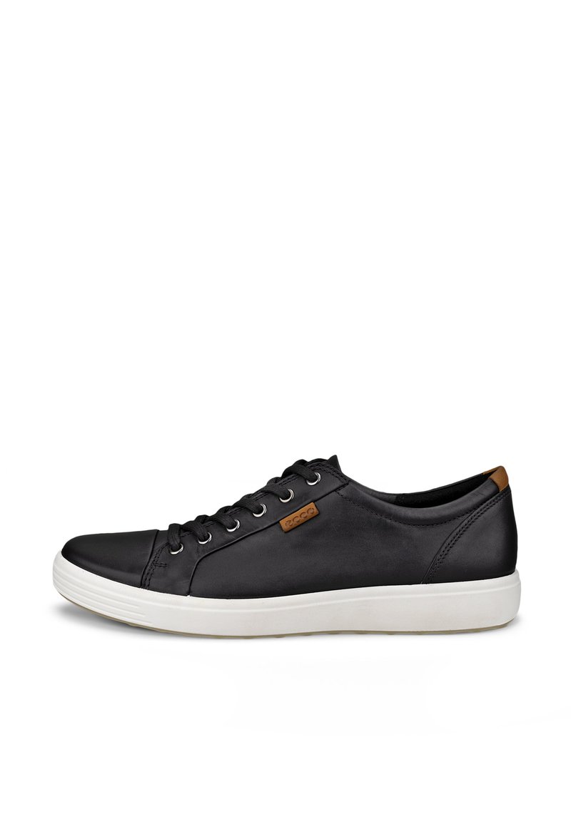 Baskets en cuir noir avec un bout arrondi, un dessus texturé, une semelle en caoutchouc blanche, cinq œillets et un accent marron au niveau du talon.