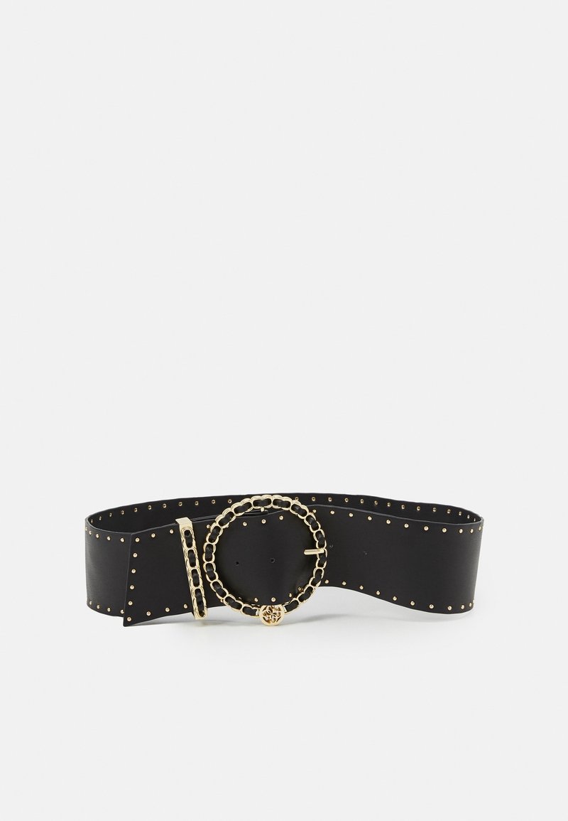 Large ceinture noire avec des accents de clous dorés et une boucle ronde décorative en or avec un motif de maillons de chaîne.