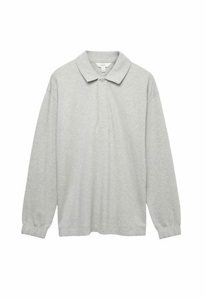 Lichtgrijze lange mouwen polo met elastische manchetten en een enkele knoop bij de kraag op een witte achtergrond.