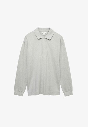 Polo a maniche lunghe grigio chiaro con polsini elasticizzati e un singolo bottone al colletto su uno sfondo bianco.