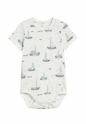 Wit babyrompertje met korte mouwen met blauwe en grijze zeilboot- en vissersbootpatronen, voorzien van drukknopen onderaan en op de schouder.