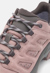 Helle rosa Outdoorschuhe aus Wildleder und Mesh-Materialien, mit strukturiertem Oberflächen, dunklen grauen Akzenten und gemusterten Schnürsenkeln. Verfügt über verstärkte Ösen.