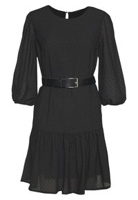 Svart klänning i lätt tyg med puffärmar, figursydd midja, ett bälte och en lager-på-lager volangnederdel. Har ett subtilt prickmönster.
