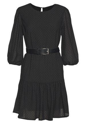 Zwarte jurk gemaakt van lichte stof met opbollende mouwen, een getailleerde taille, een riem en een gelaagde rucheszoom. Beschikt over een subtiele stippenpatroon.
