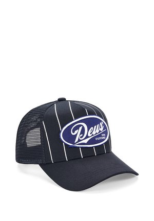 Schwarze Mesh-Trucker-Cap mit weißen vertikalen Nadelstreifen und einem blauen ovalen Patch mit dem Schriftzug "Deus Oak Customs" auf dem Frontpanel.