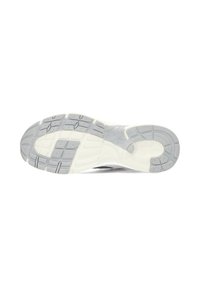 La suola della scarpa presenta una superficie in gomma grigia a motivi multipli con un intersuola bianca. Il design include scanalature per migliorare la trazione e la flessibilità.