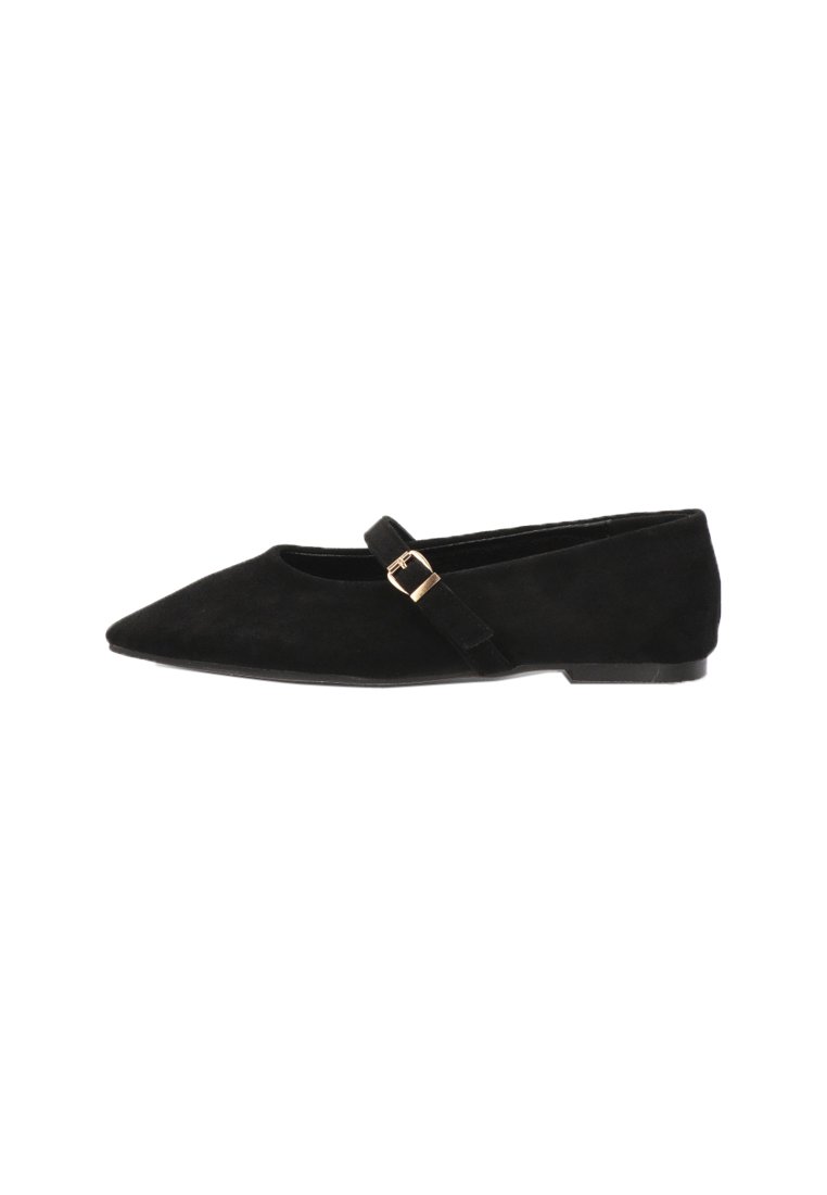 Bailarinas de ante negro con punta afilada, tira central y un pequeño detalle de hebilla. Suela plana con un diseño minimalista.