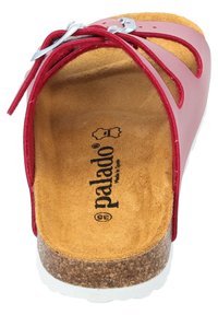 Sandal aperta rossa con suola in sughero, piedi in suede e fibbia in metallo argentato. Presenta tre cinturini regolabili per una vestibilità sicura.