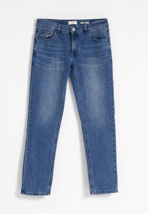 Jeans de mezclilla azul con un corte recto clásico, que cuentan con cinco bolsillos, un cierre de botón y un ligero desvanecimiento en la tela.