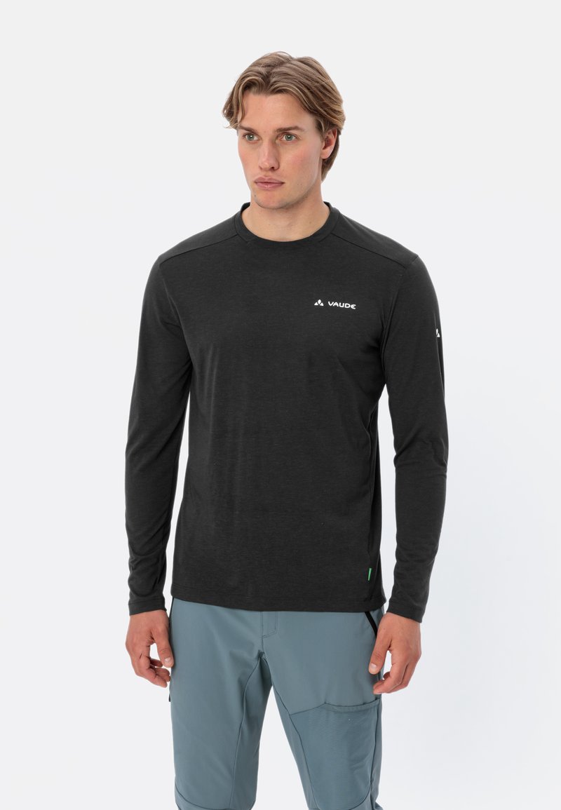 Maglietta a maniche lunghe nera da performance con scollatura rotonda, tessuto resistente, forma aderente e logo bianco sul petto.