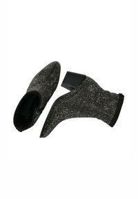 Černé kotníkové boty s texturovaným svrškem, zdobené kamínky, s špičatou špičkou a zúženým blokovým podpatkem.