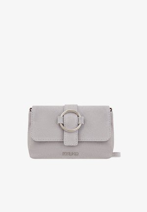 Szara zamszowa kopertówka o prostokątnym kształcie, z klapką zapinaną na zatrzask, srebrnym okrągłym zdobieniem i wytłoczonym logo marki na przodzie.