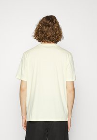 HUGO DERO - T-shirt básica - light/pastel yellow