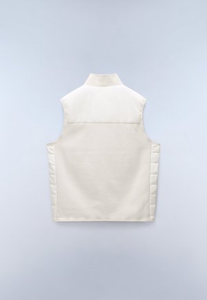 Pohodlná krémová vestu s vysokým límcem, která má hladký přední díl a prošívané boční panely, bez rukávů a rovný lem.