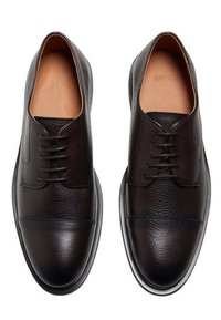 Chaussures habillées noires en cuir avec une texture lisse, à bout arrondi et à lacets. Présentent un motif brodé discret à l'avant.