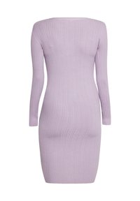Lila ribbad stickad klänning med långa ärmar och en figurnära silhuett, visad bakifrån på en vit bakgrund.