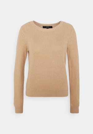 Beżowy sweter z dzianiny z długim rękawem, okrągłym dekoltem oraz ściągaczami na rękawach i u dołu, przedstawiony na białym tle.