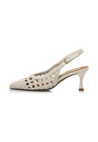 Chaussure slingback tissée blanche avec un bout pointu et un petit talon. Présente un design ouvert et un dessus texturé tressé.
