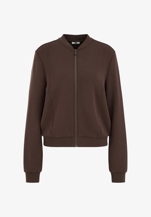 Rjava bomber jakna z zadrgo, rebrastimi manšetami in pasom ter okroglim ovratnikom, prikazana na belem ozadju.