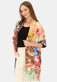 Wielokolorowy kwiatowy szalik z motywami w kolorach różowym, żółtym i niebieskim na brązowym tle, wykończony frędzlami.