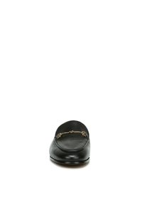 Mocassin en cuir noir avec un bout rond, une texture lisse et un détail en métal doré sur le devant. Semelle plate.