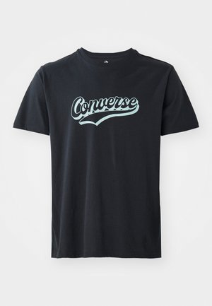 Zwart katoenen t-shirt met een turquoise "Converse" logo, ronde halslijn en korte mouwen, met een gladde textuur.