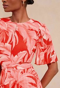 Lipsy FLUTTER SLEEVE REGULAR FIT - Denné šaty - pink floral