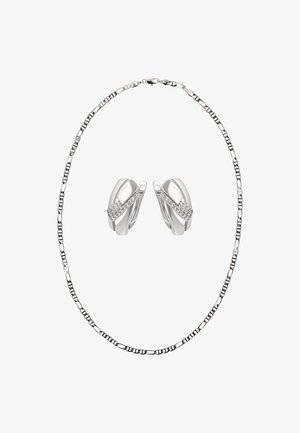 Collar de plata con diseño de cadena eslabonada y pendientes de aro a juego, con una banda diagonal de pequeñas gemas claras. Acabado pulido.