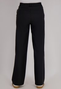 Zwarte wijde broek met een elastische tailleband, voorzien van achterzakken en een gladde, gestructureerde stof. Duurzaam en comfortabel ontwerp.