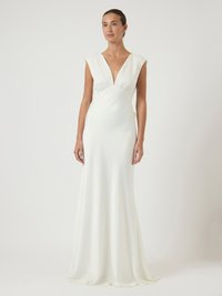 Λευκό φόρεμα με κοντά μανίκια τύπου κάπα, βαθιά λαιμόκοψη σε σχήμα V και εφαρμοστή μέση. Το λείο ύφασμα πέφτει σε φουσκωτή βάση, δημιουργώντας μια αρμονική σιλουέτα.