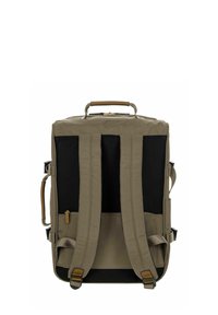 Zaino khaki a forma rettangolare, con schienale in rete imbottita, spallacci regolabili e maniglia superiore. Presenta una tasca con zip sul lato.