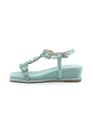 Sandalo con zeppa di colore blu acquamarina, decorato con strass, tacco spesso, design a T, fibbia alla caviglia e suola luccicante per un tocco in più.