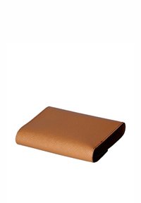 Portafoglio in pelle marrone con superficie texture, forma rettangolare e angoli arrotondati. Presenta un interno liscio e un design minimalista.