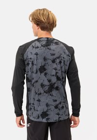 Langarmstrikket skjorte med et svart og gr�ått tie-dye-design, teksturert stoff og kontrasterende ermer.