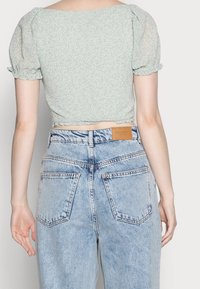 NA-KD Bluse - green