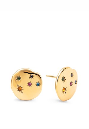 Gouden ronde oorstekers met onregelmatige randen, elk voorzien van vijf meerkleurige stervormige edelsteeninzetstukken in een sterrenbeeldpatroon.