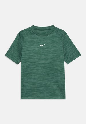 Kurzärmliges, grün meliertes Sportshirt mit Rundhalsausschnitt und kleinem weißen Nike-Swoosh-Logo, das auf der Brust zentriert ist.