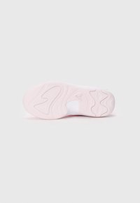 Suela de zapato deportivo con un patrón texturizado, predominantemente de color rosa claro con acentos blancos. Bordes suaves y redondeados y un diseño adherente.