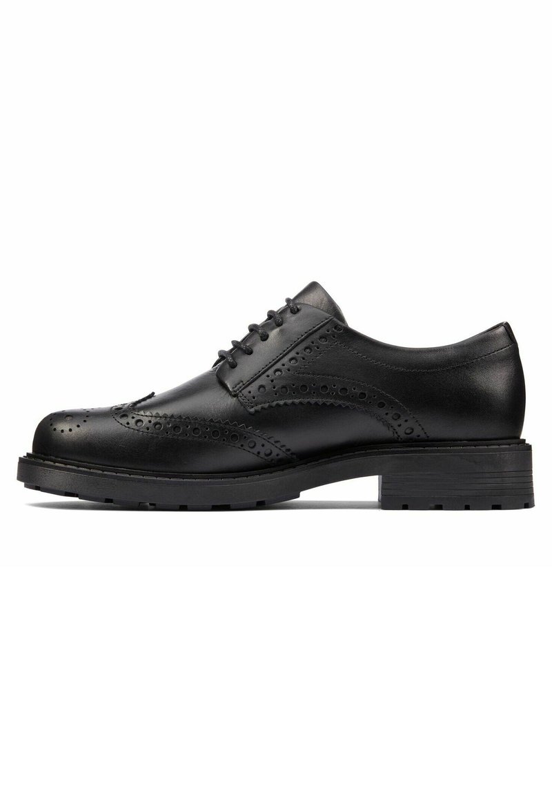 Chaussure habillée brogue noire en cuir lisse, avec des détails perforés, un bout rond et une semelle en caoutchouc robuste.
