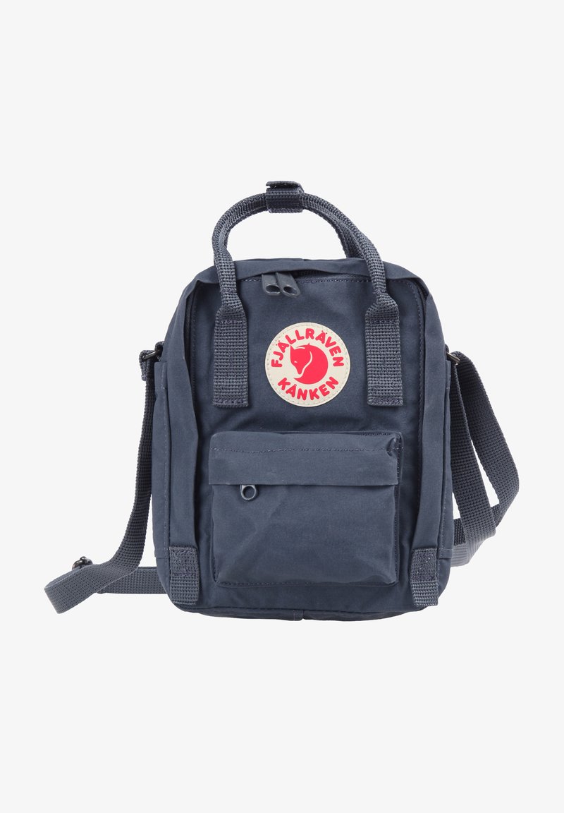 Navy blauer Fjällräven Kånken Mini Rucksack mit rechteckiger Form, oberen Tragegriffen, verstellbarem Riemen, Fronttasche und kreisförmigem Logopatch.