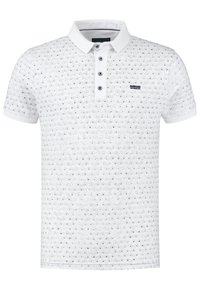 Vit polo skjorta med texturerat mönster, treknappslå och korta ärmar. Har en liten svart logotyp på bröstet.