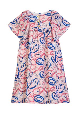 Vestito rosa a maniche corte con motivo a nastro svolazzante in blu, rosso e grigio e tre bottoni dorati sulla patta del petto.