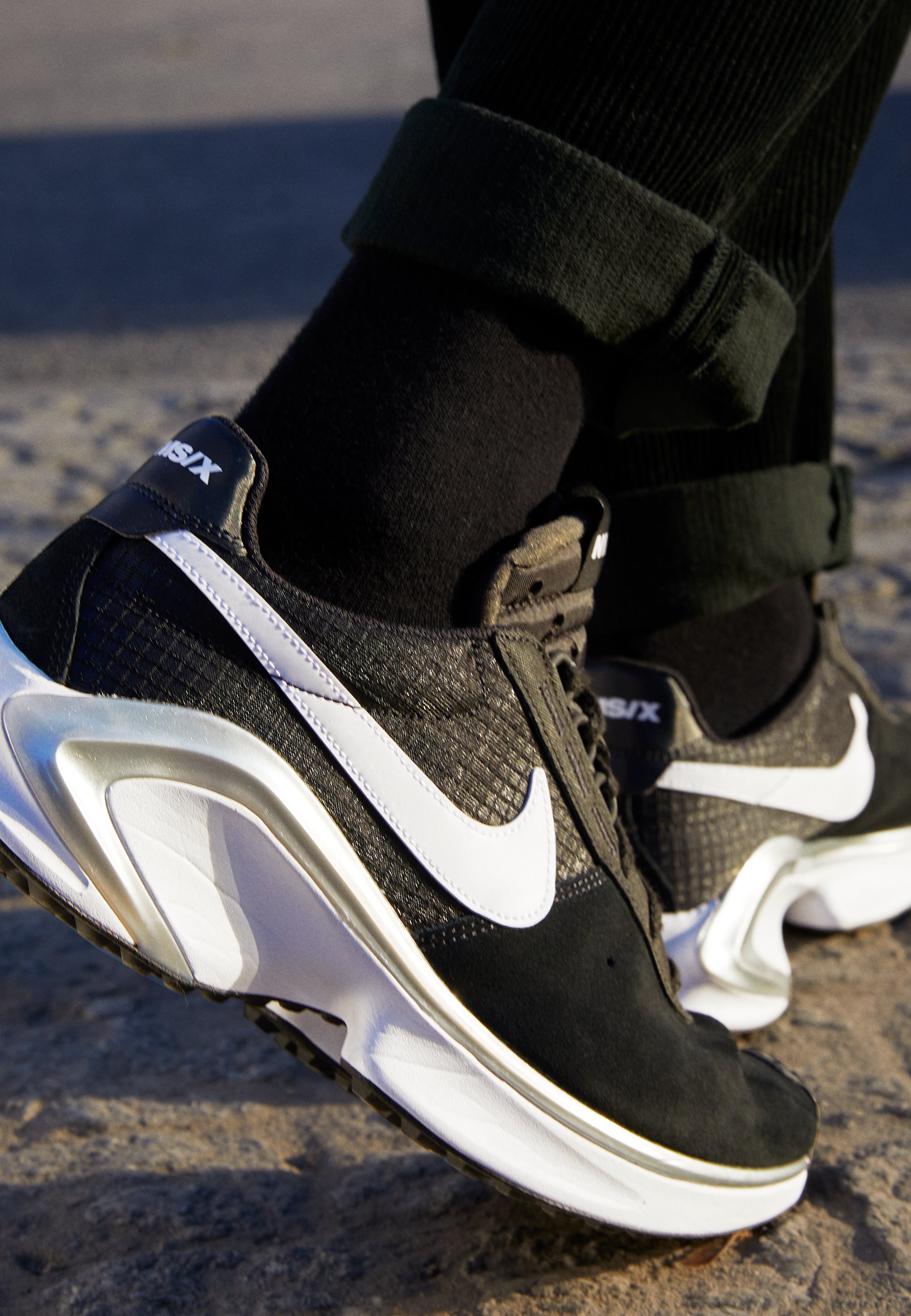 black/white/metallic silver 