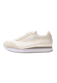 Zapatilla blanca con parte superior texturizada, puntera lisa y suela gris. El diseño incluye cierre con cordones y una silueta clásica.